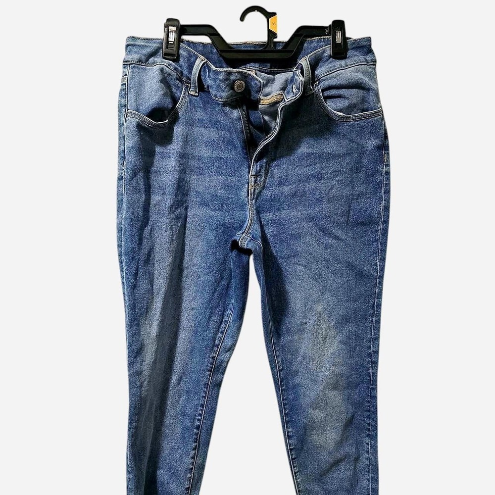 Blue denim jeans with a high waist and tapered fit